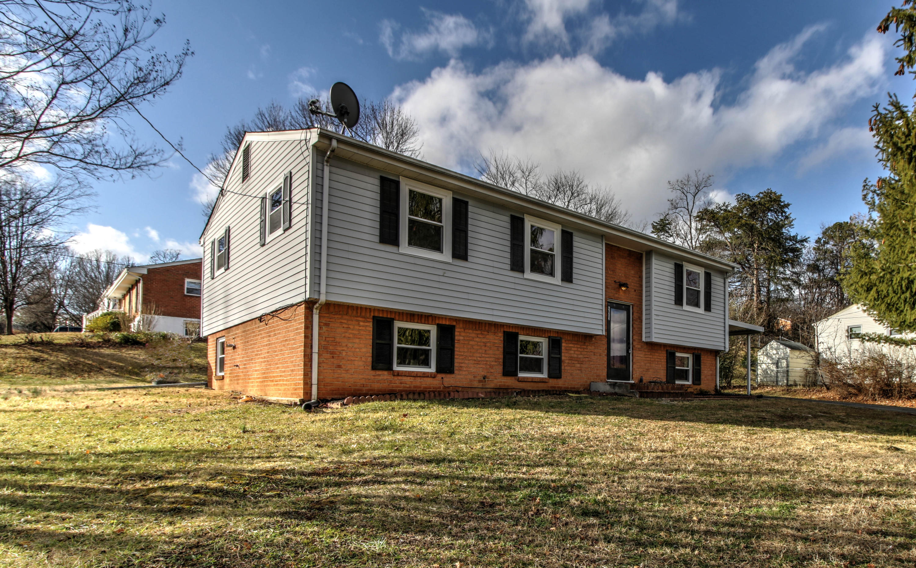 2734 Fernlawn Road Salem, VA 24153 - Photo 2 of 27 IMG_9513_4_5_6_7_8_9