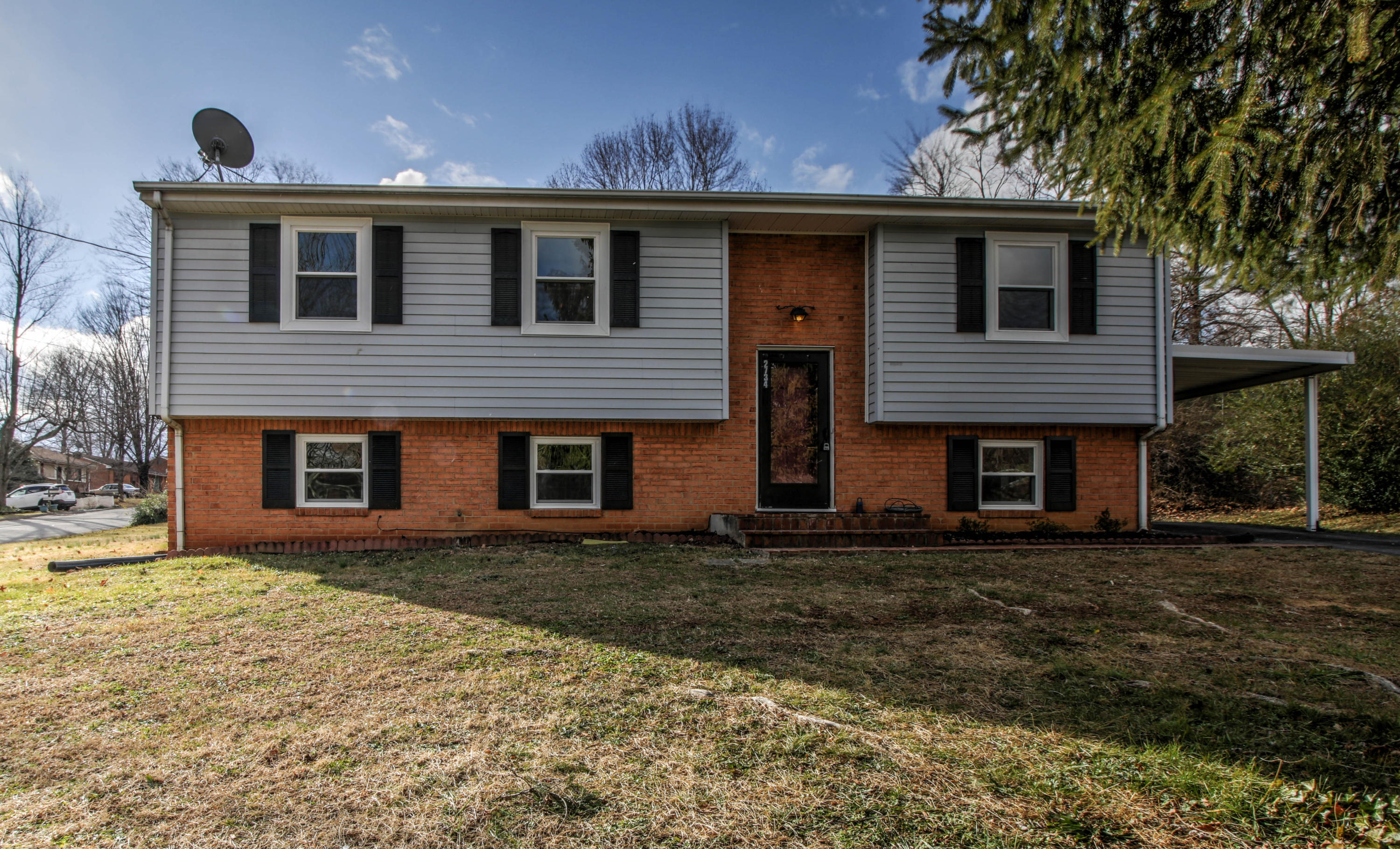 2734 Fernlawn Road Salem, VA 24153 - Photo 3 of 27 IMG_9506_07_08_09_10_11_12