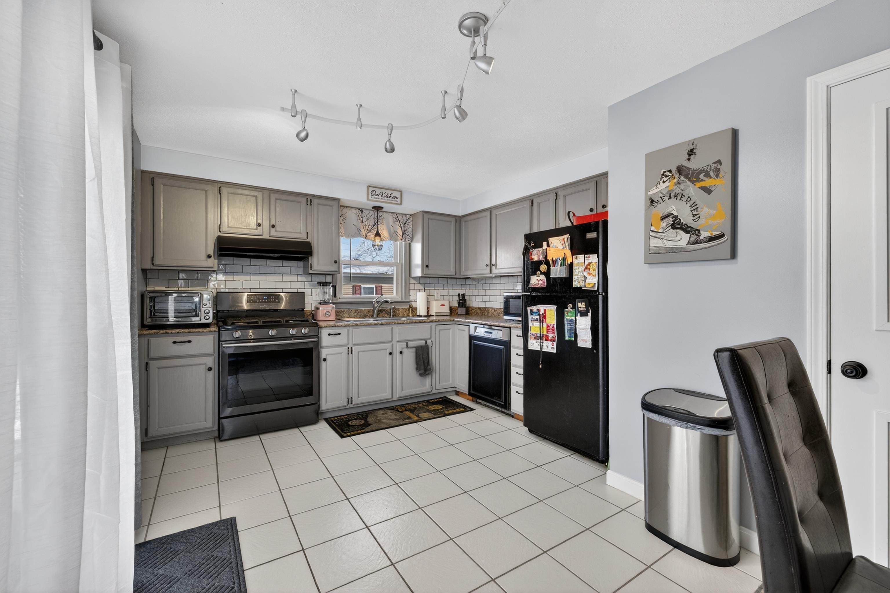 65 Taylor Street Manchester, NH 03103 - Photo 8 of 36