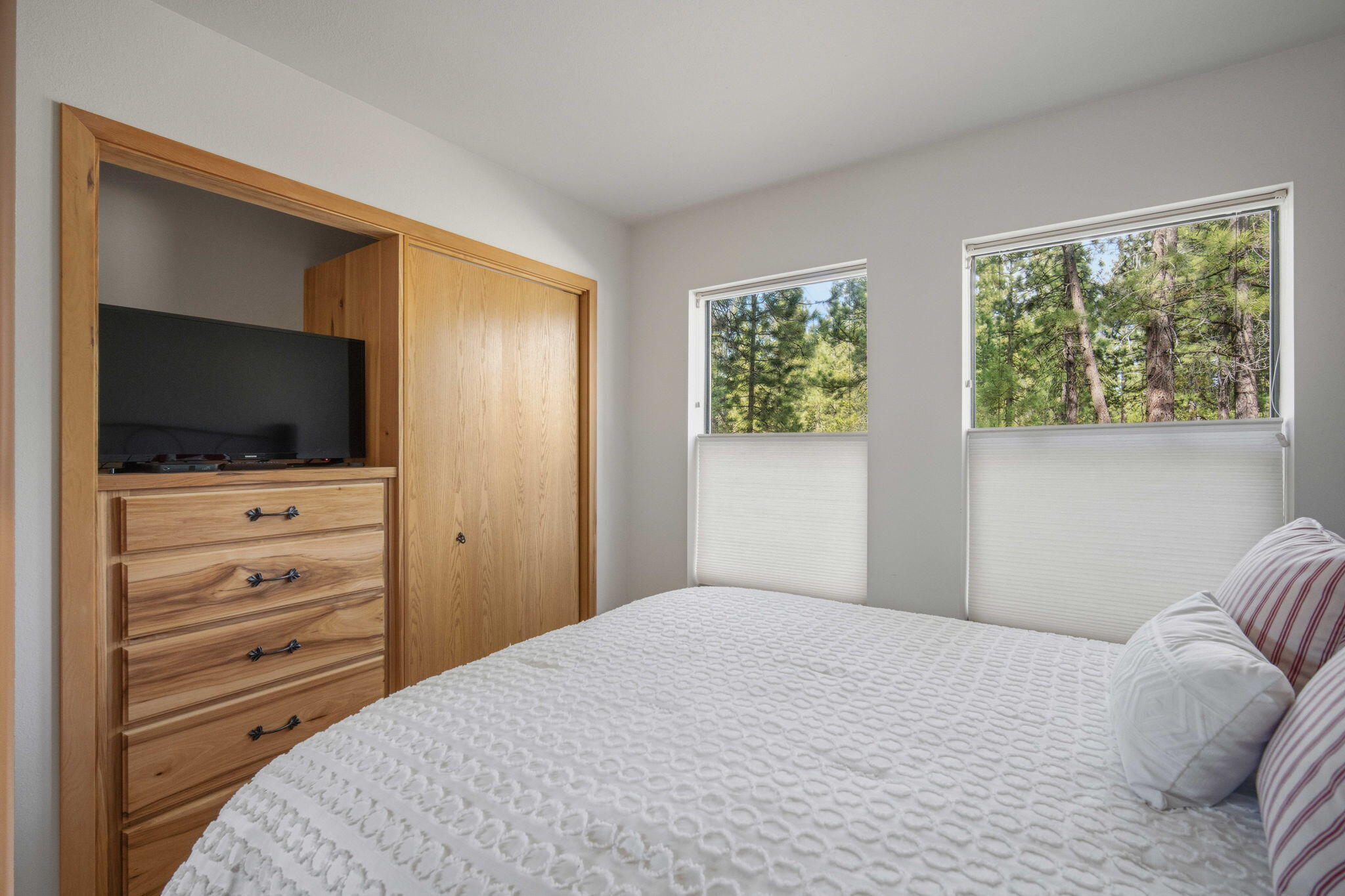 17682 Bittern Lane, Unit 31 Sunriver, OR 97707 - Photo 36 of 44 a bedroom with a bed and a flat screen tv