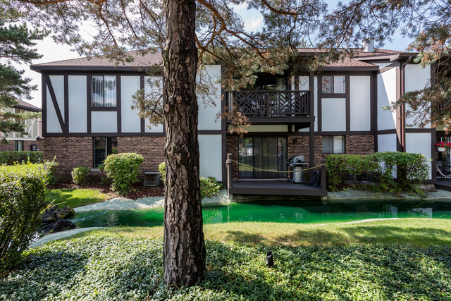 1471 Haverhill Drive, Unit B Wheaton, IL 60189 - Photo 23 of 25 a view of a house with backyard and garden