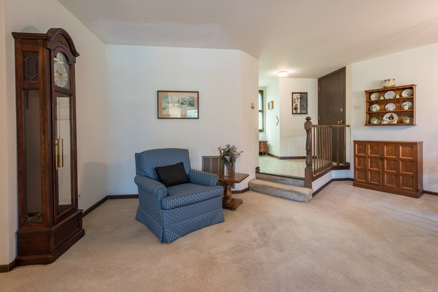 1471 Haverhill Drive, Unit B Wheaton, IL 60189 - Photo 5 of 25 a living room with furniture