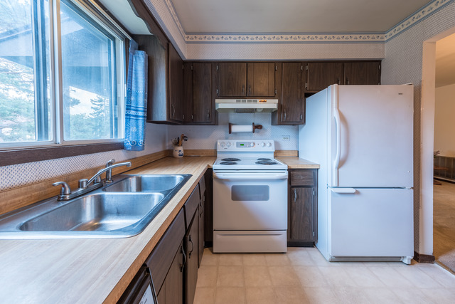 1471 Haverhill Drive, Unit B Wheaton, IL 60189 - Photo 9 of 25 a kitchen with a sink a stove a refrigerator and a sink