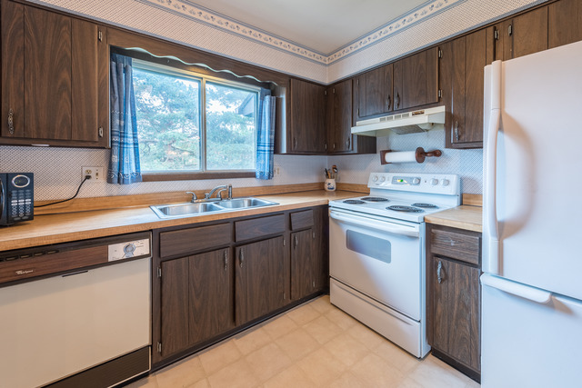 1471 Haverhill Drive, Unit B Wheaton, IL 60189 - Photo 10 of 25 a kitchen with a sink stove and cabinets