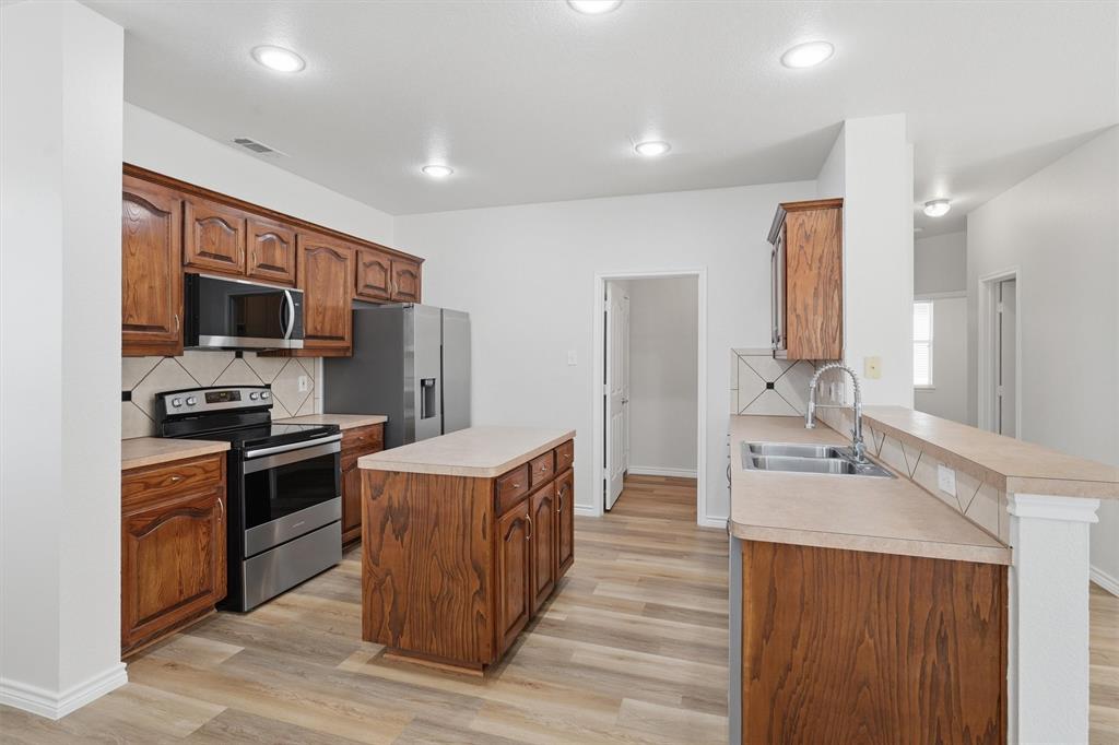 10986 Hawks Landing Road Fort Worth, TX 76052 - Photo 8 of 39