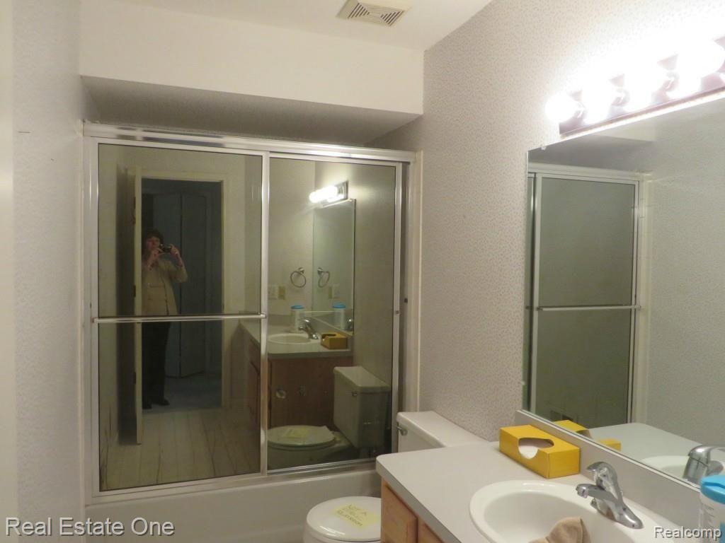 3346 Henley Court, Unit 78L Rochester, MI 48309 - Photo 20 of 21 Main Bath.jpg