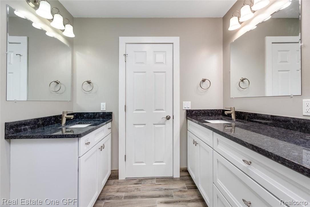 744 Lincoln Road Grosse Pointe, MI 48230 - Photo 36 of 42 39 Shared bath.jpg