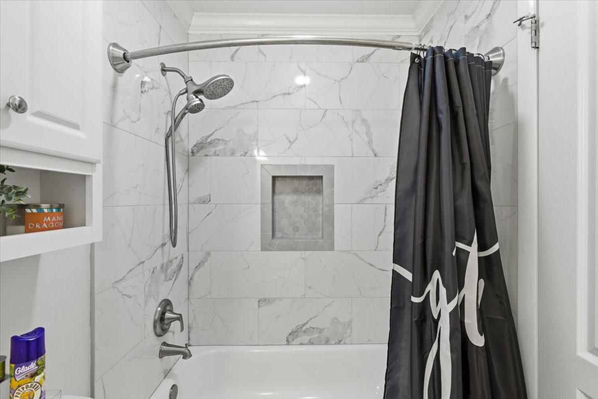 1008 Spring Valley Court Fort Washington, MD 20744 - Photo 22 of 26 Sleek shower with modern accents.