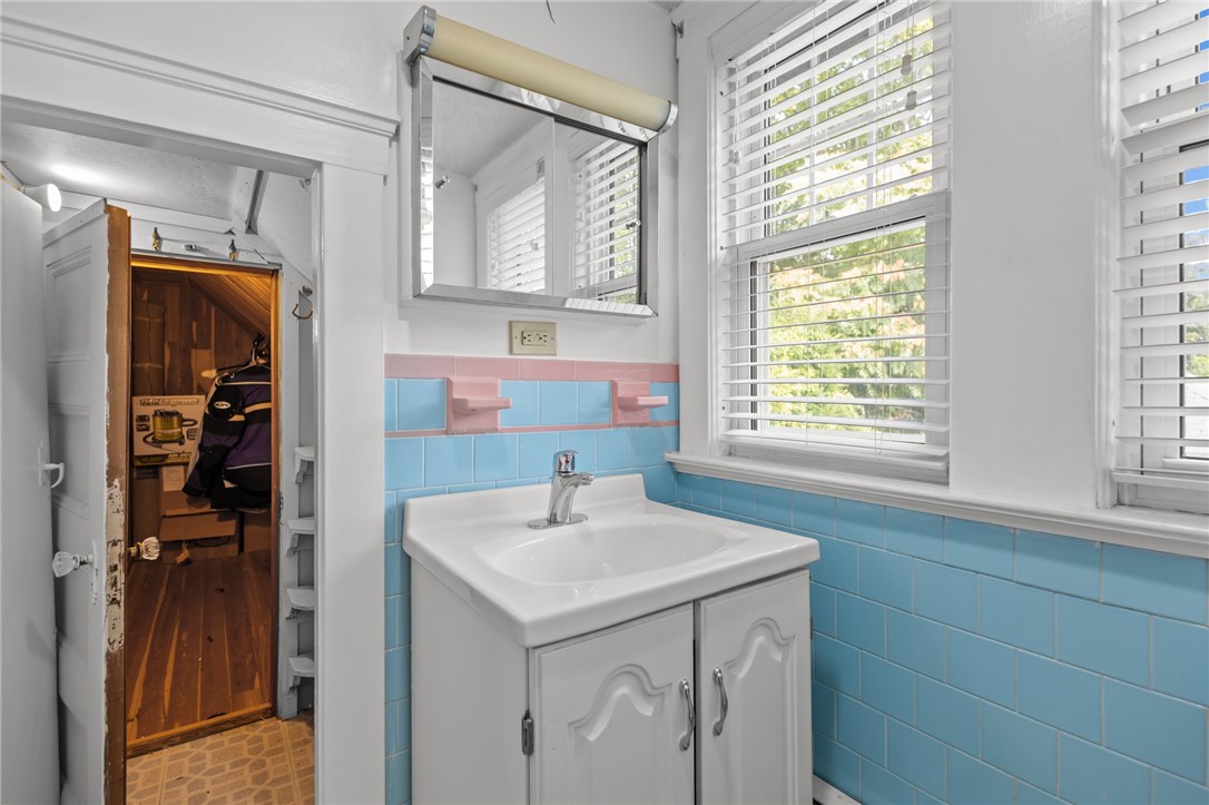 36 Conrad Street Woonsocket, RI 02895 - Photo 27 of 50 Second floor bath