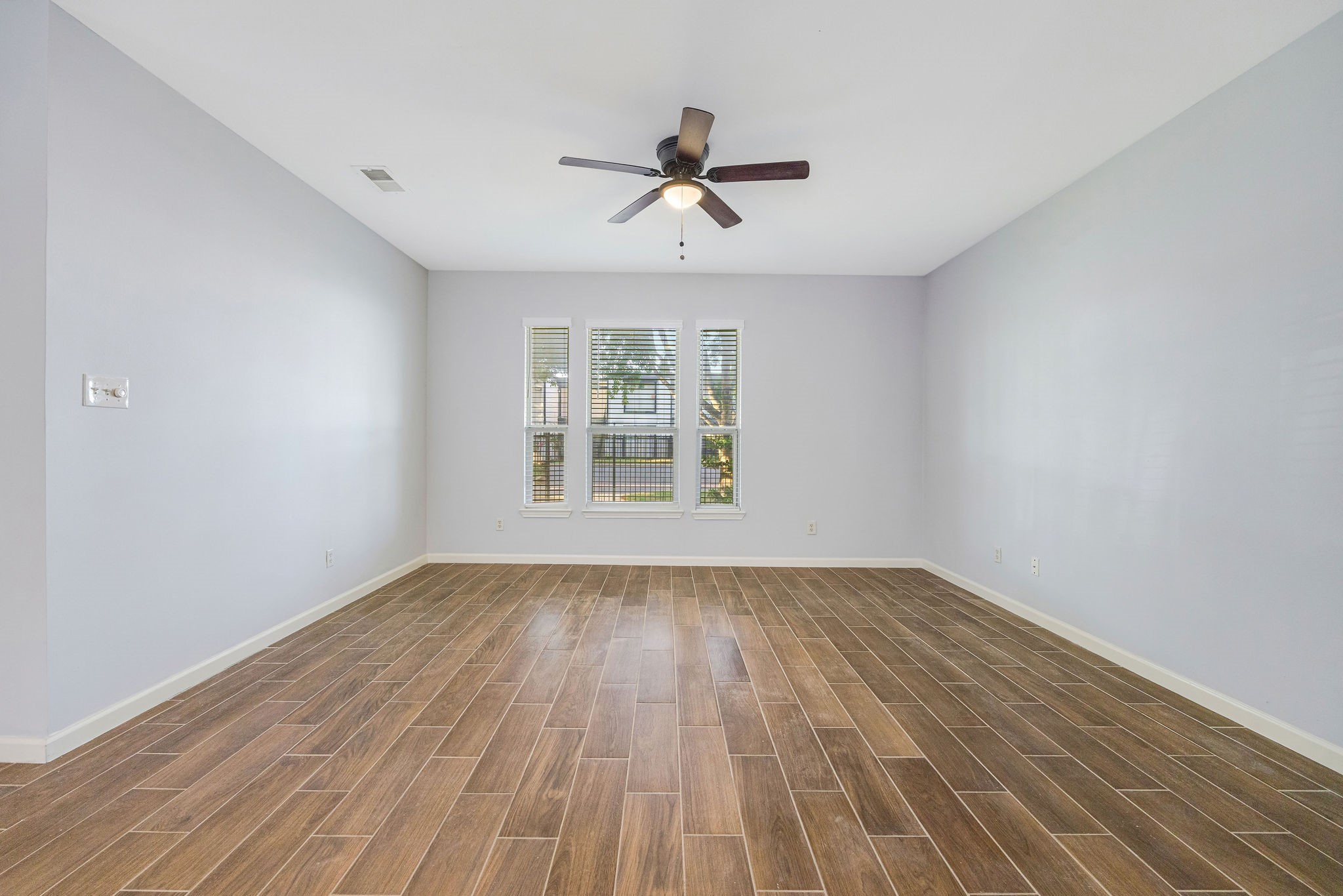 8018 Grow Lane Houston, TX 77040 - Photo 4 of 20 Living room area.