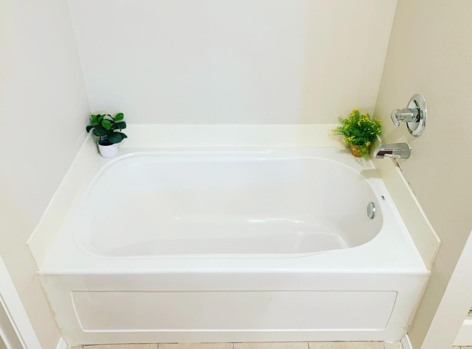 9807 Juneau Avenue Lubbock, TX 79424 - Photo 16 of 22 a bathroom with a bathtub