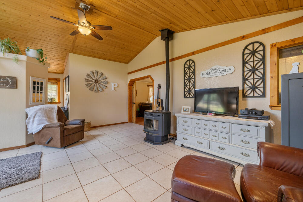 16320 Hillcrest Road Klamath Falls, OR 97603 - Photo 14 of 39 13 - 16320HillcrestRd-82
