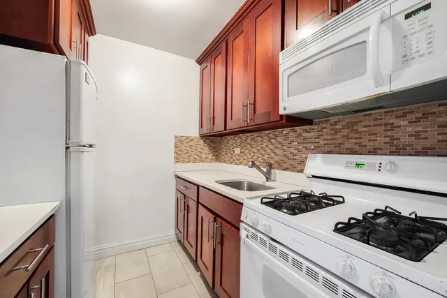 $499,000 | 200 East 24th Street, Unit 1008 | Kips Bay