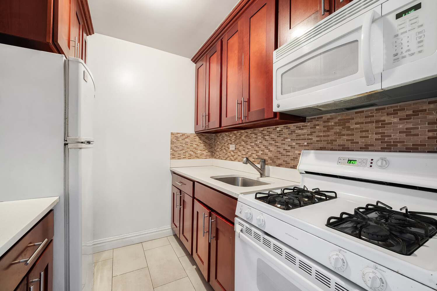 200 East 24th Street, Unit 1008 Manhattan, NY 10010 - Photo 4 of 6