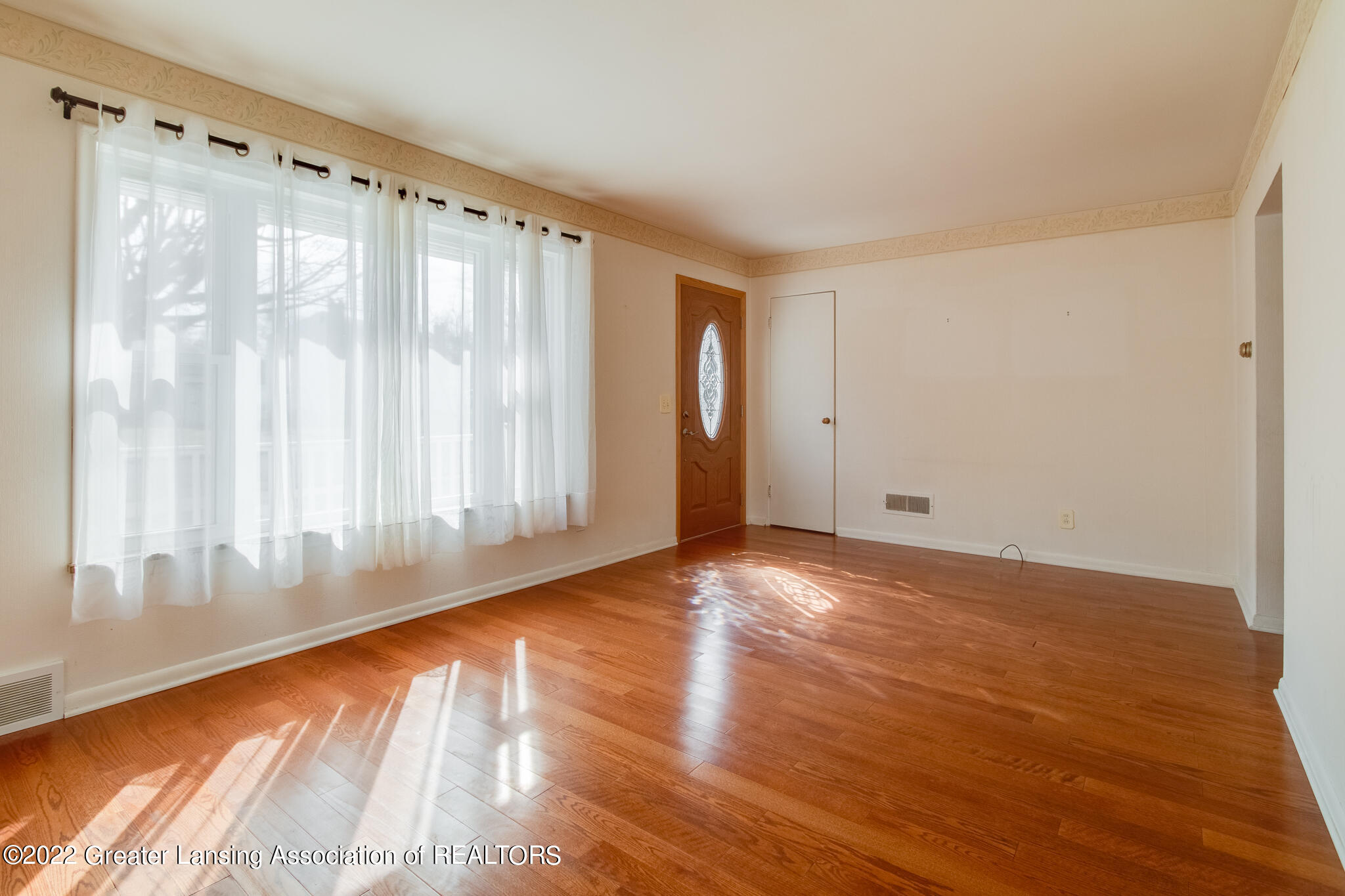 2712 Fairfax Road Lansing, MI 48910 - Photo 4 of 27 living 3