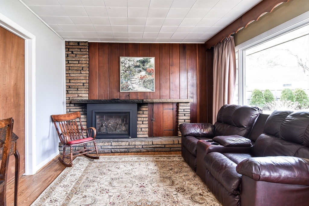 4 Hardwick Road Natick, MA 01760 - Photo 4 of 29 Gallery Image 4