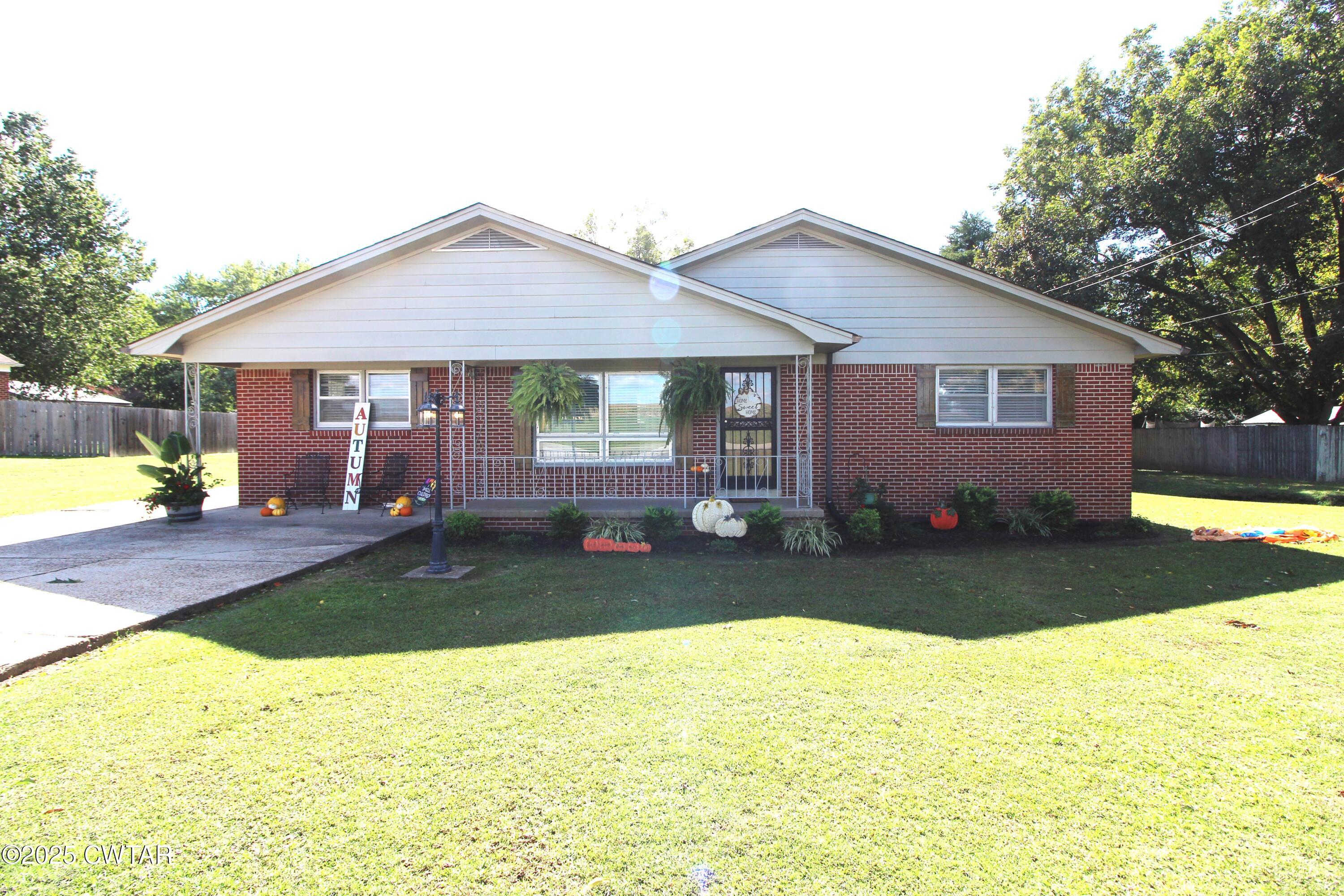 a view of a house with backyard and garden