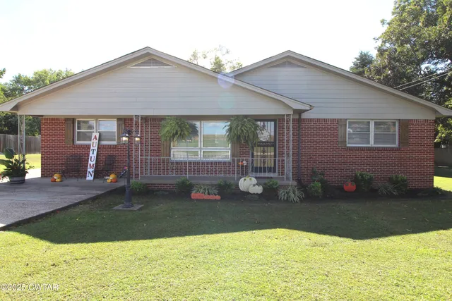a view of a house with backyard and garden