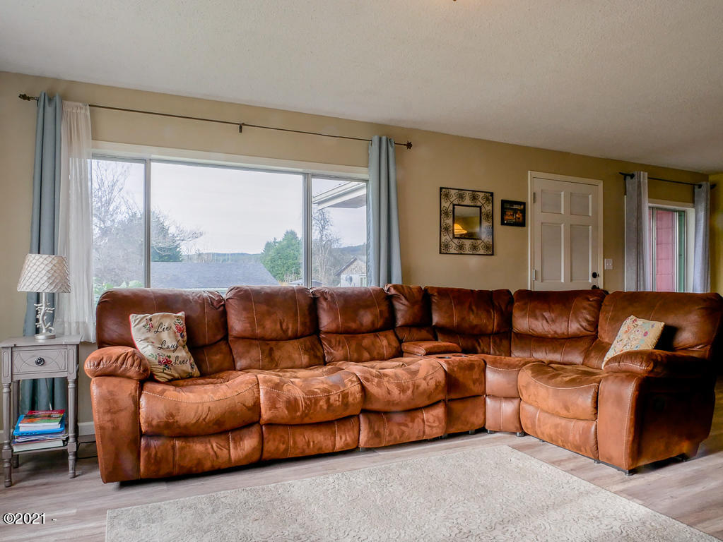 152 Northwest Grinstead Street Siletz, OR 97380 - Photo 5 of 30 Living Room