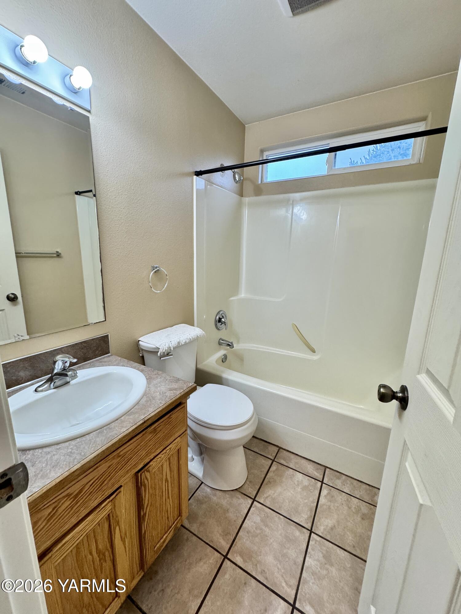 815 Jessica Court Grandview, WA 98930 - Photo 22 of 27 a bathroom with a sink a toilet and shower