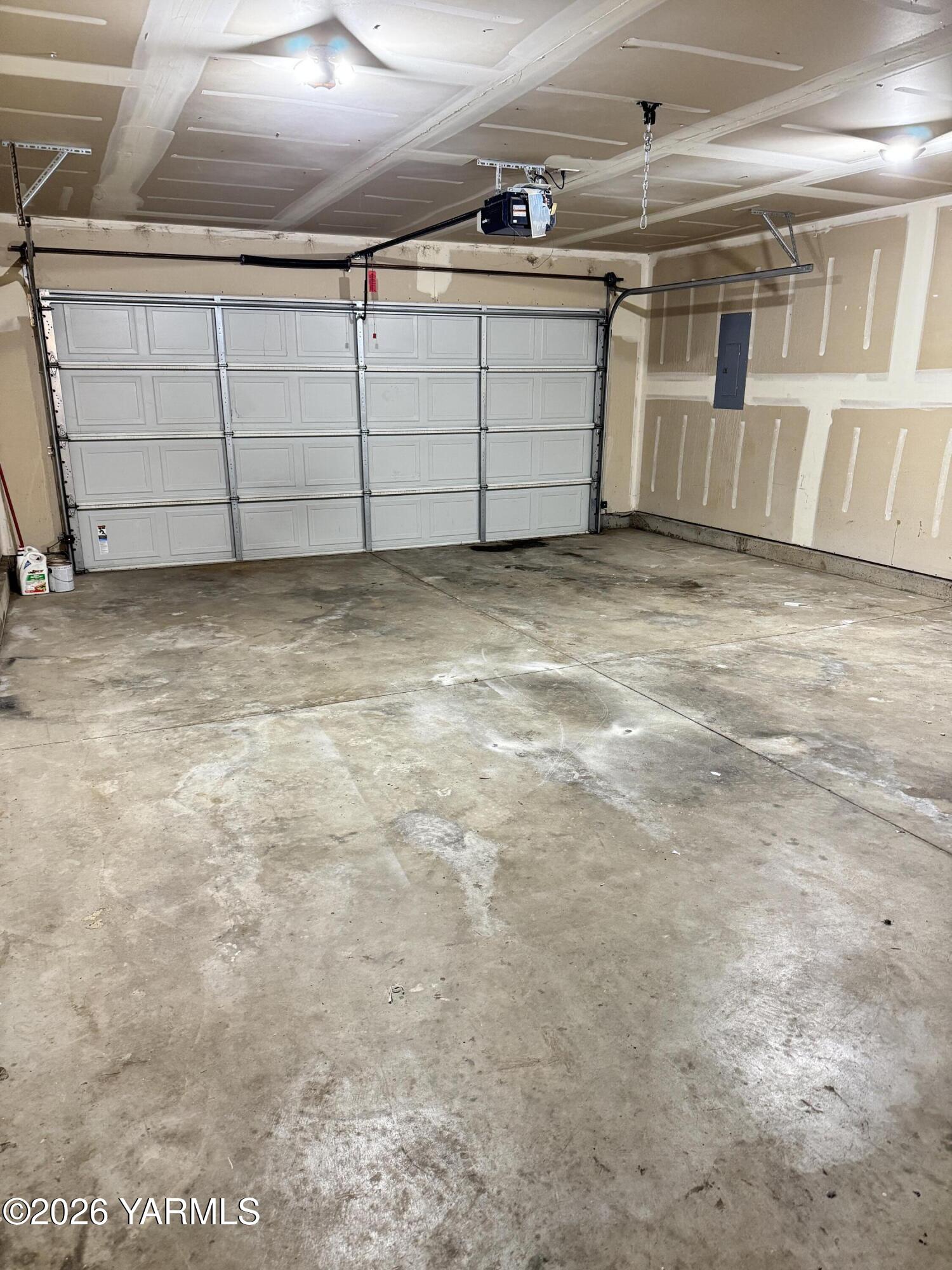 815 Jessica Court Grandview, WA 98930 - Photo 25 of 27 a view of a garage