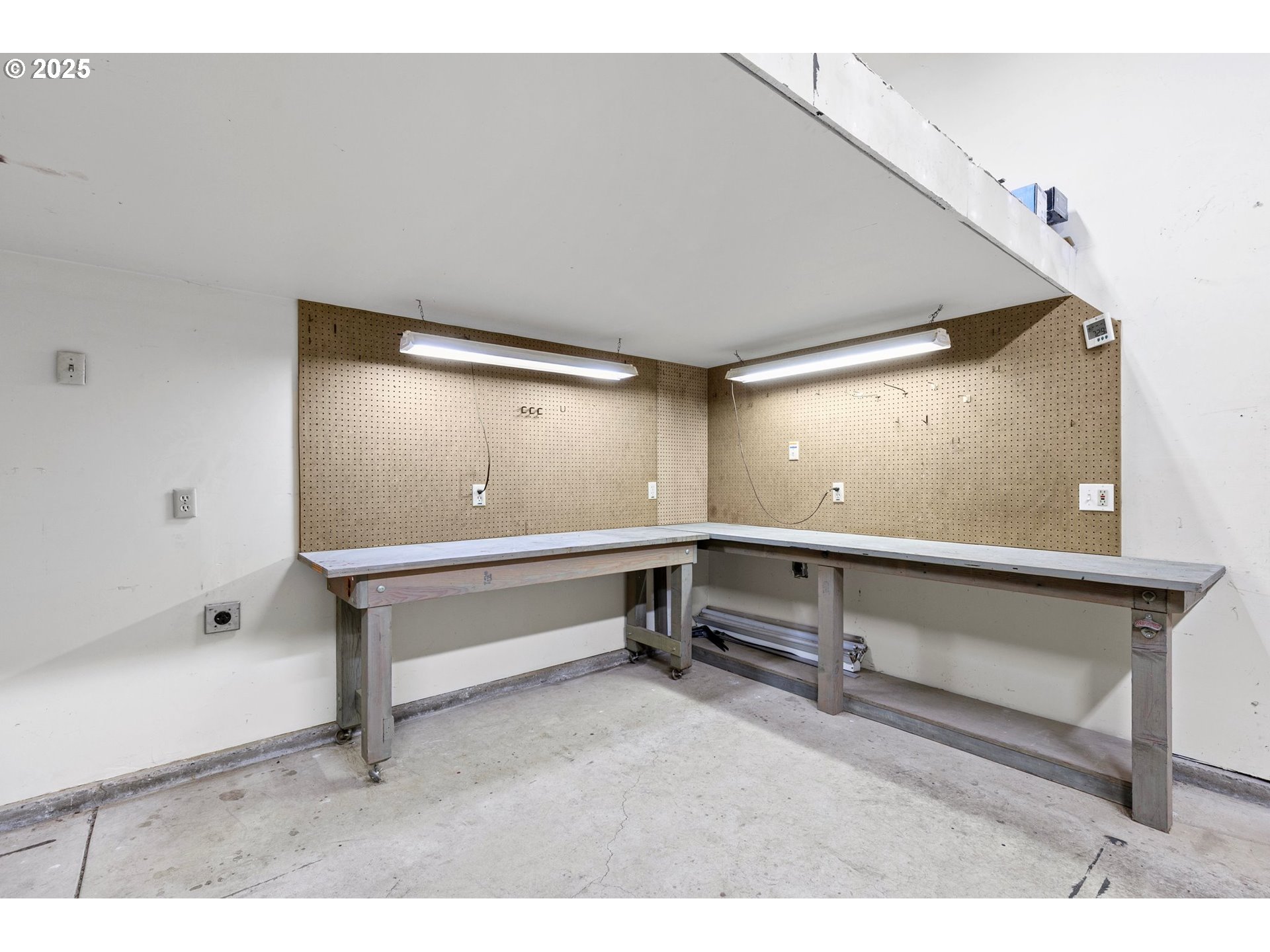 2378 11th Street Springfield, OR 97477 - Photo 33 of 38 a view of room with furniture