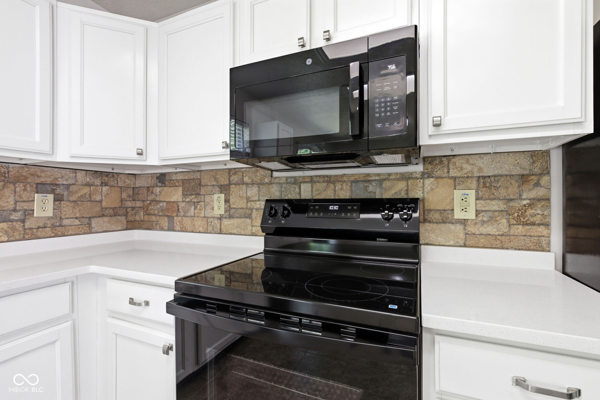 7502 Redcliff Road Indianapolis, IN 46256 - Photo 19 of 41 Gallery Image 19