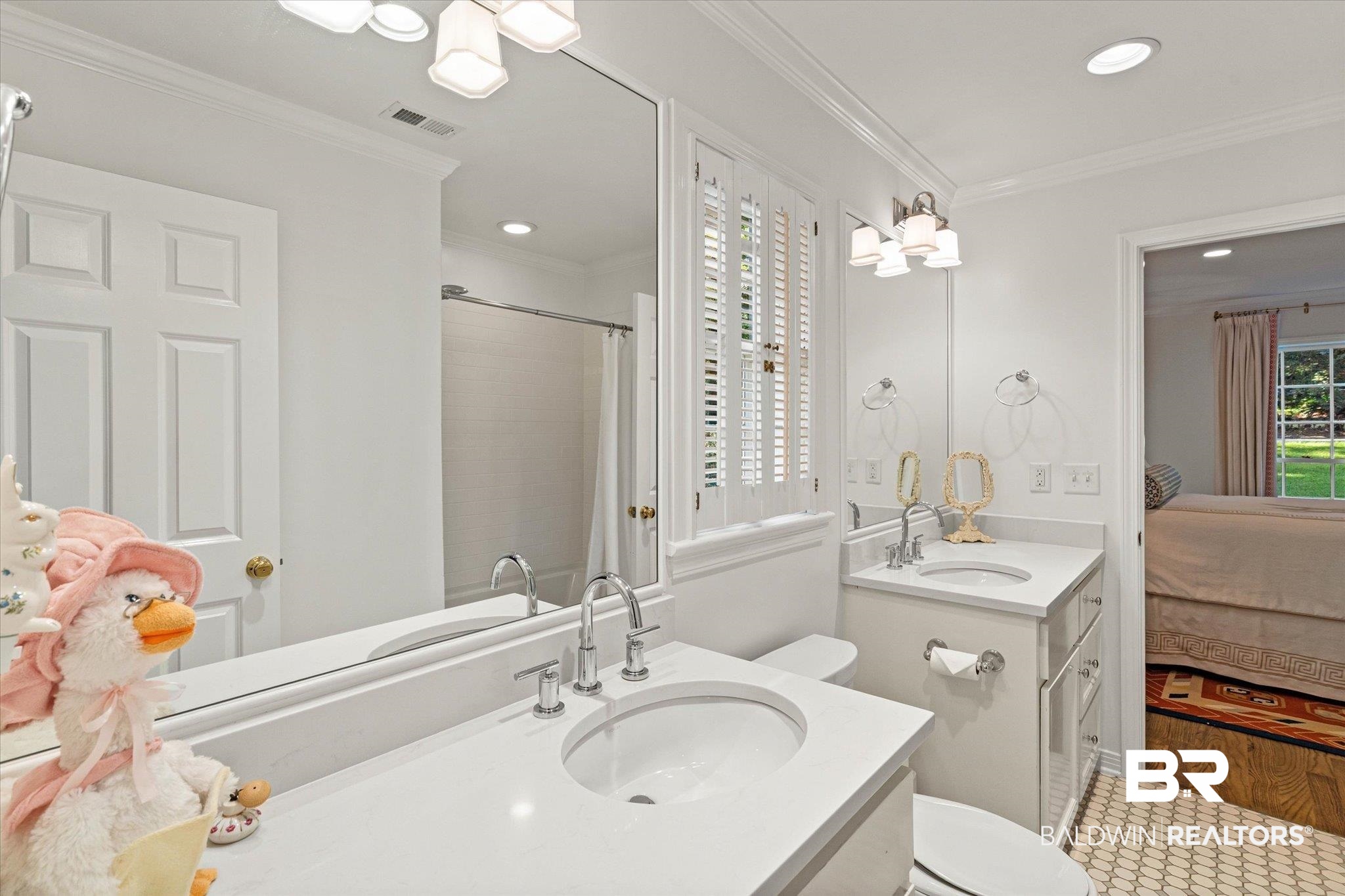 3612 Linden Lane Mobile, AL 36608 - Photo 25 of 42 Ensuite bathroom featuring crown molding, vanity, recessed lighting, and a shower with shower curtain
