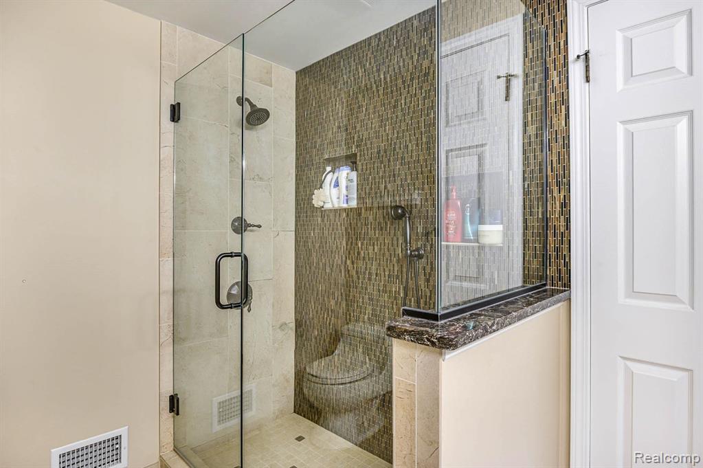 7411 East River Road Flushing, MI 48433 - Photo 15 of 24