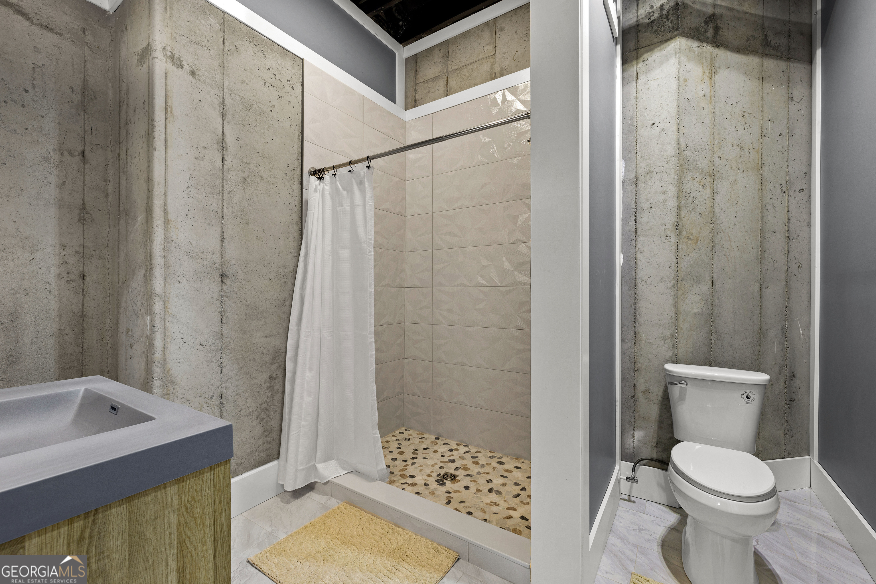 276 Davis Lake Road Thomaston, GA 30286 - Photo 70 of 108 a bathroom with a sink a toilet and shower