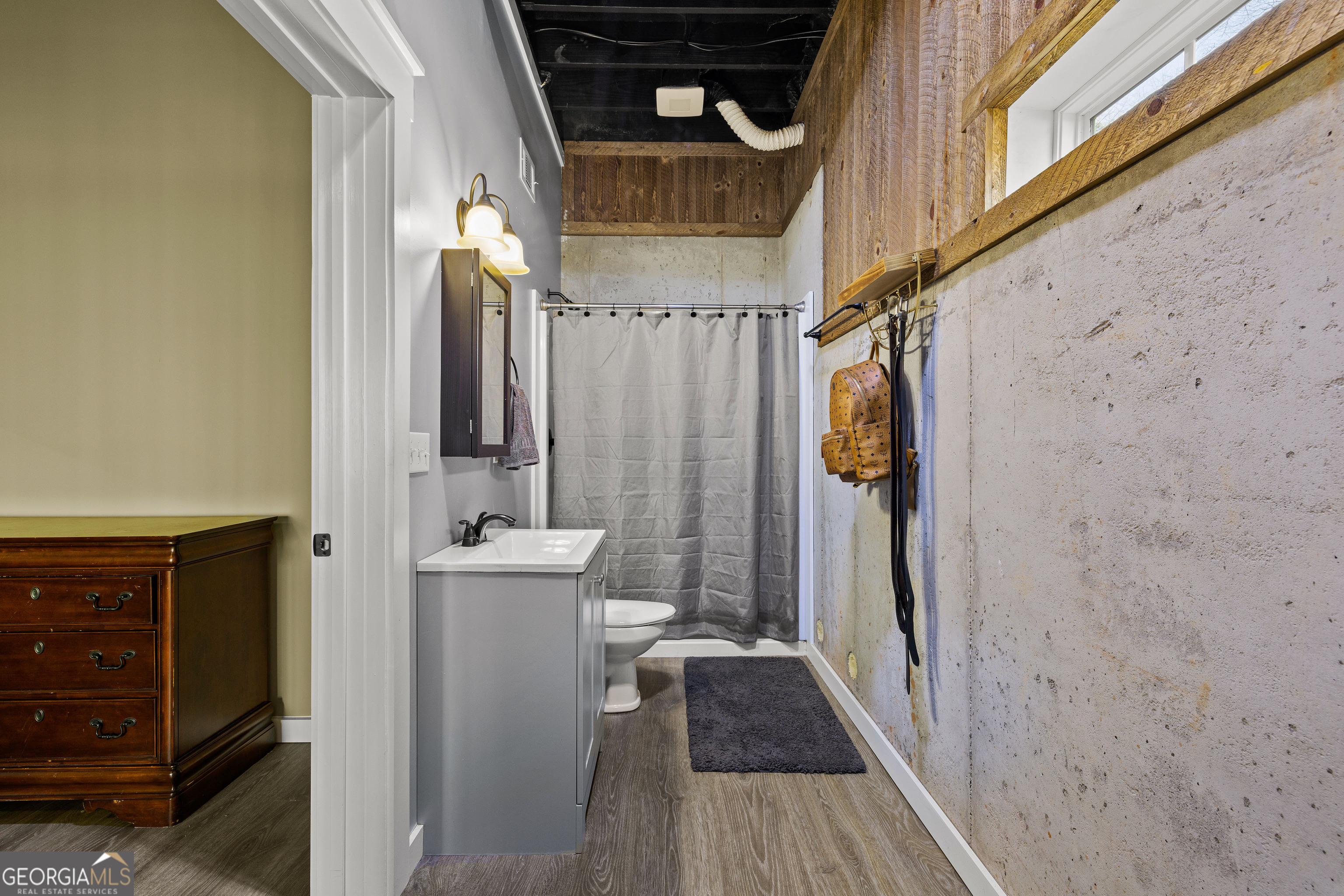 276 Davis Lake Road Thomaston, GA 30286 - Photo 84 of 108 a view of a hallway with wooden floor and staircase