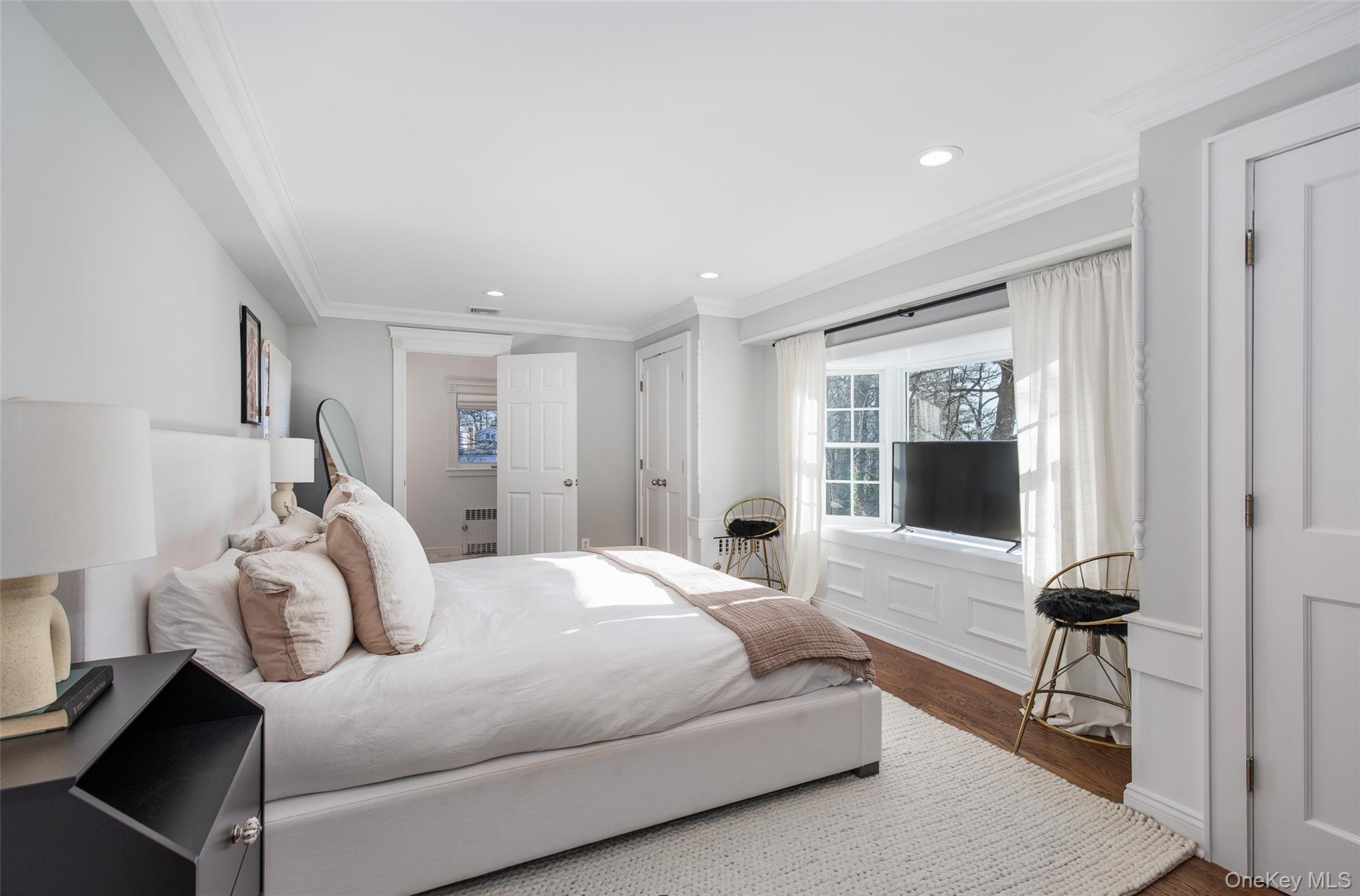 25 Roxbury Road Scarsdale, NY 10583 - Photo 16 of 32 Four bedrooms and two full bathrooms on the second level include the spectacular primary bedroom suite. Bedroom #1- The primary suite features a large bay window with a window seat and two closets.