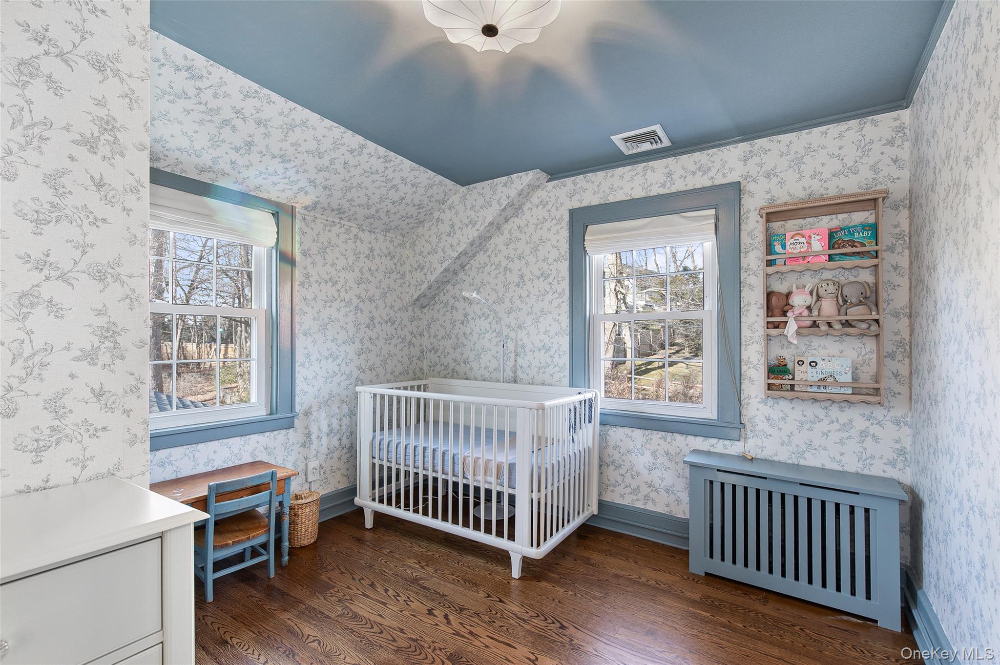 25 Roxbury Road Scarsdale, NY 10583 - Photo 20 of 32 Bedroom #3- A lovely bedroom with two large windows and a closet.