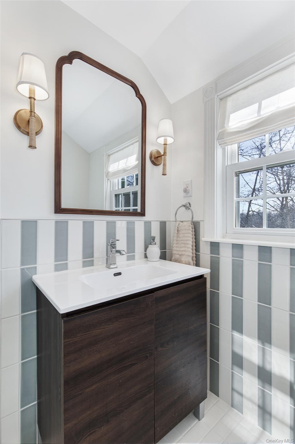 25 Roxbury Road Scarsdale, NY 10583 - Photo 21 of 32 View of the modern and stylish full hallway bathroom located on the second level.
