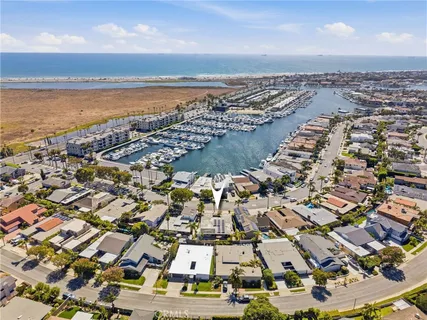 $2,299,000 | 17140 Edgewater Lane, Huntington Beach, CA 92649