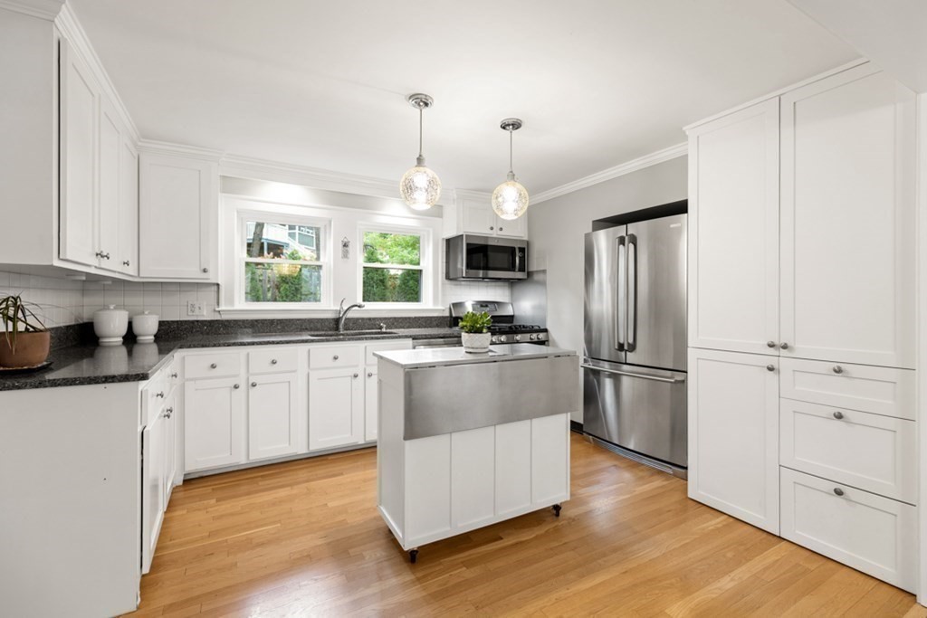 31 Englewood Road Winchester, MA 01890 - Photo 8 of 32 Gallery Image 8