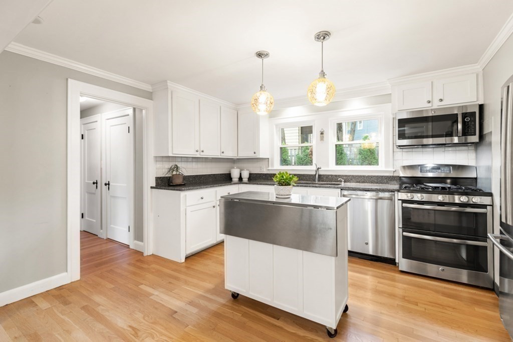 31 Englewood Road Winchester, MA 01890 - Photo 9 of 32 Gallery Image 9
