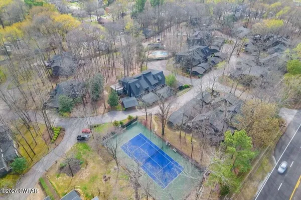 a view of a backyard