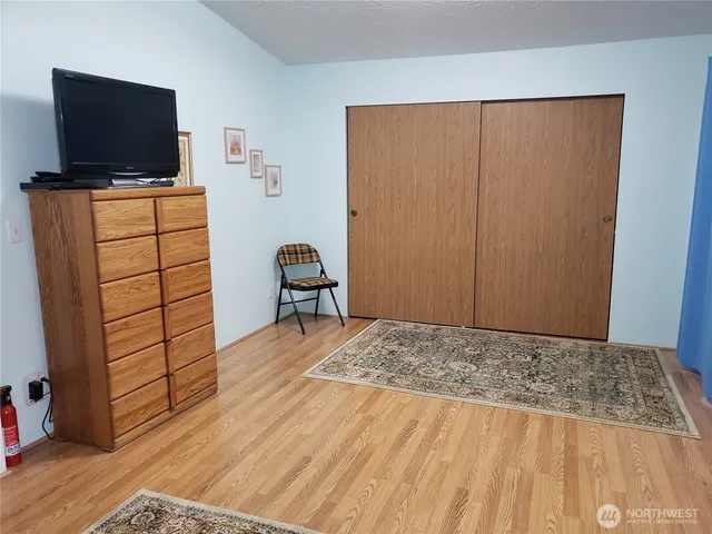 a view of a livingroom with furniture