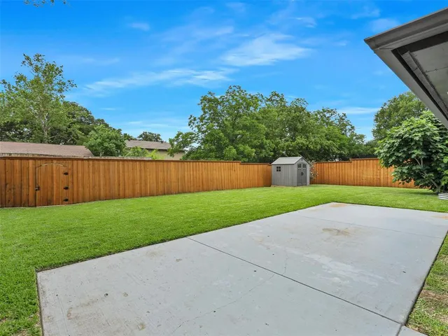 a view of a back yard