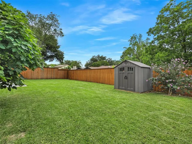 a view of a back yard