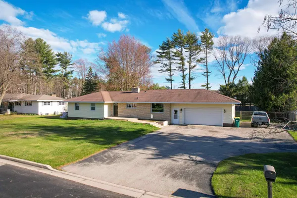 $299,900 | 929 Edgewood Circle, Marinette, WI 54143