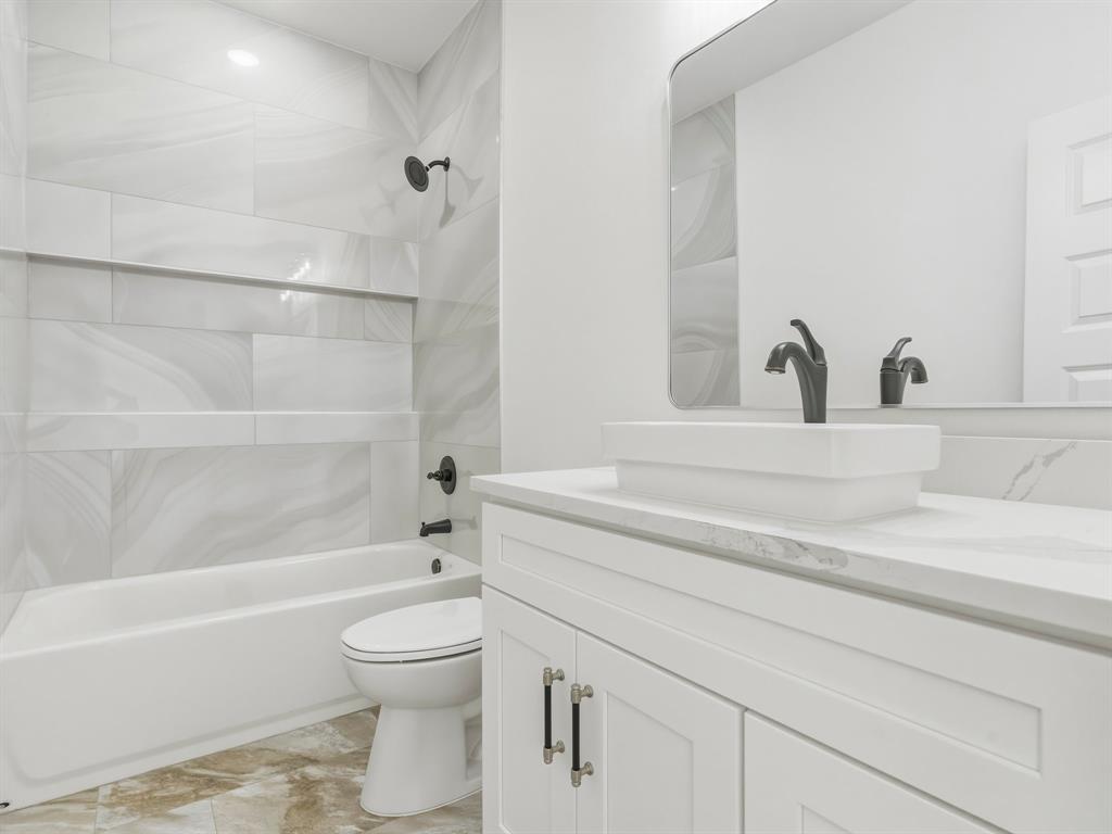 1412 Ridgeview Circle Granbury, TX 76048 - Photo 18 of 20 a bathroom with a sink a toilet and a bathtub