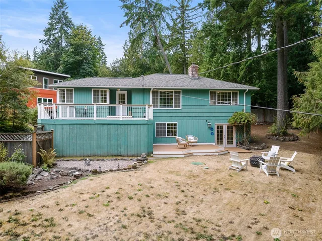a view of a house with backyard and sitting area
