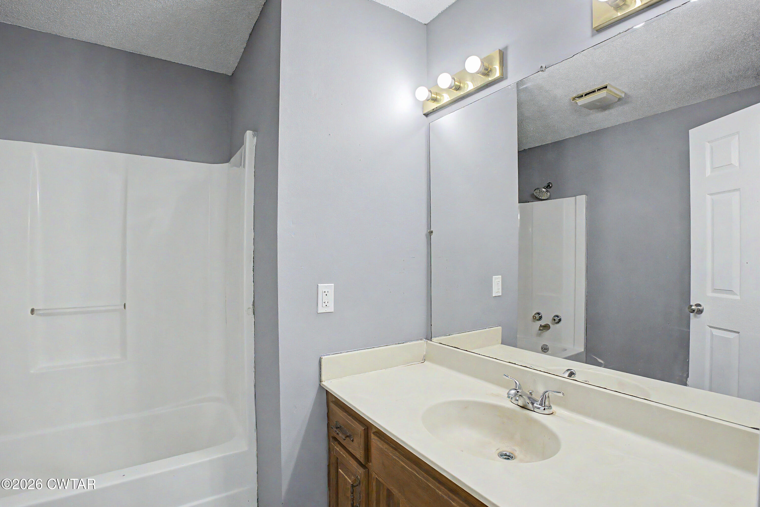 8 Powell Lake Road Trenton, TN 38382 - Photo 12 of 19 Hall Bath