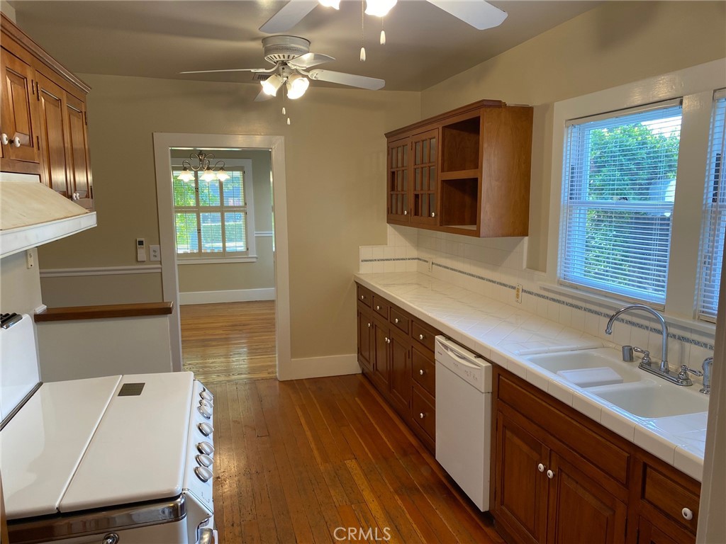 491 Eldora Road Pasadena, CA 91104 - Photo 5 of 14 a spacious bathroom with a sink a large mirror and a bathtub