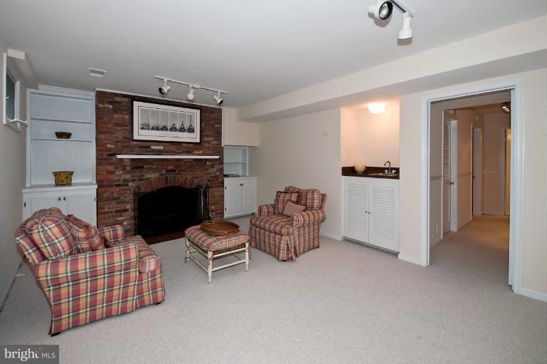 1147 Colonial Road McLean, VA 22101 - Photo 15 of 17 Family Room
