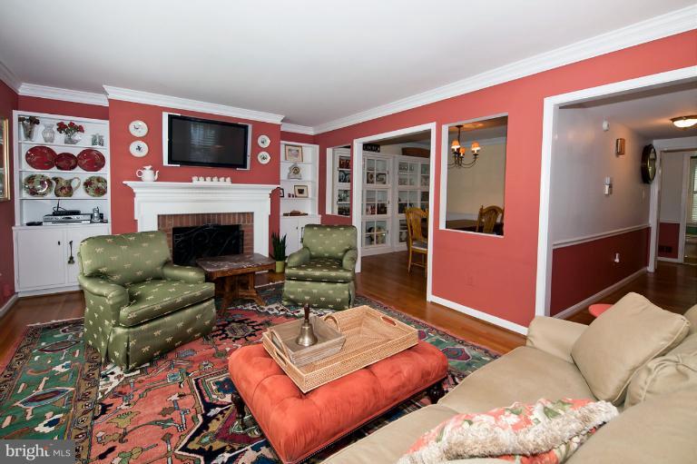 1147 Colonial Road McLean, VA 22101 - Photo 16 of 17 Living Room
