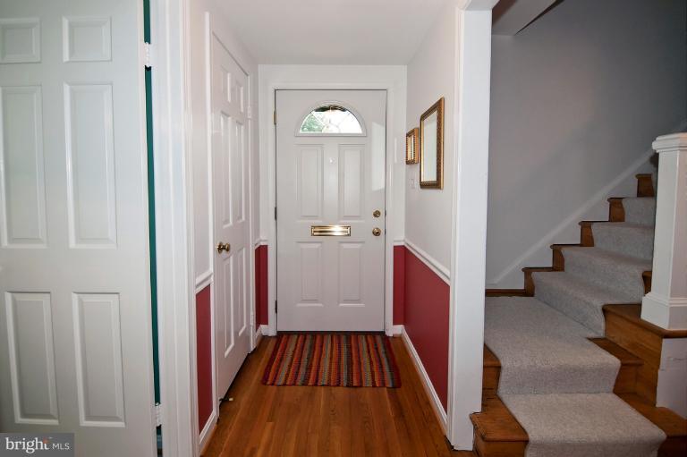 1147 Colonial Road McLean, VA 22101 - Photo 2 of 17 Foyer
