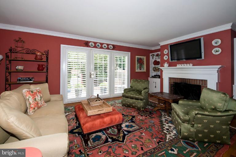 1147 Colonial Road McLean, VA 22101 - Photo 6 of 17 Living Room